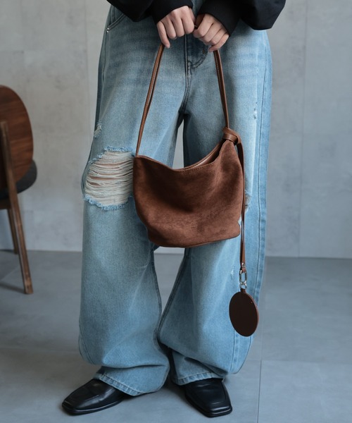 ap retro（アプレトロ）の「スウェード調ハンドBag / チャーム付き（ショルダーバッグ・レディース・ブラウン/ブラック・FREE）」の7枚目の写真