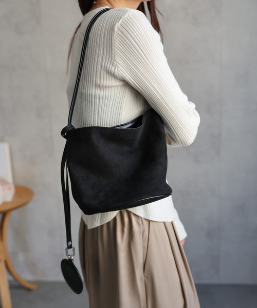 ap retro（アプレトロ）の「スウェード調ハンドBag / チャーム付き（ショルダーバッグ・レディース・ブラウン/ブラック・FREE）」の5枚目の写真