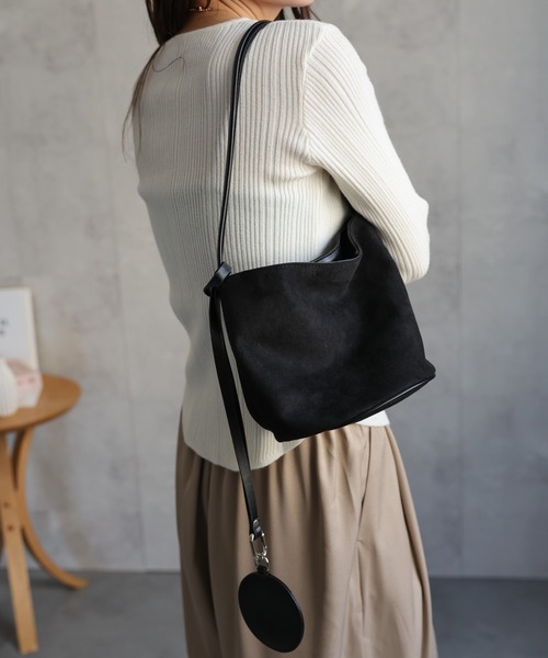 ap retro（アプレトロ）の「スウェード調ハンドBag / チャーム付き（ショルダーバッグ・レディース・ブラウン/ブラック・FREE）」の3枚目の写真