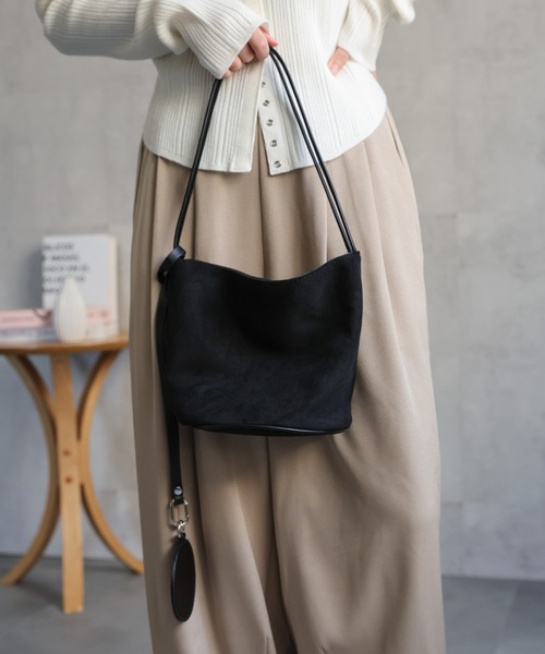 ap retro（アプレトロ）の「スウェード調ハンドBag / チャーム付き（ショルダーバッグ・レディース・ブラウン/ブラック・FREE）」の4枚目の写真