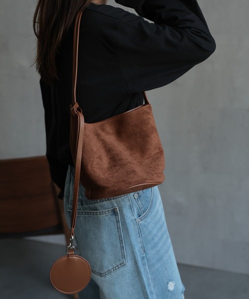 ap retro（アプレトロ）の「スウェード調ハンドBag / チャーム付き（ショルダーバッグ・レディース・ブラウン/ブラック・FREE）」の8枚目の写真