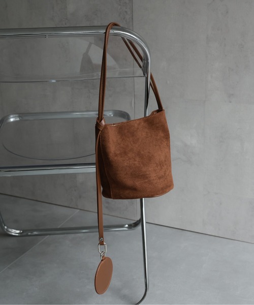 ap retro（アプレトロ）の「スウェード調ハンドBag / チャーム付き（ショルダーバッグ・レディース・ブラウン/ブラック・FREE）」の11枚目の写真