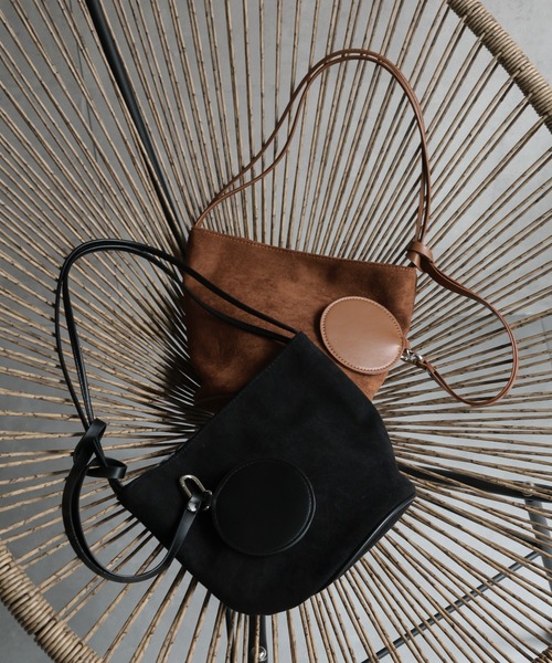 ap retro（アプレトロ）の「スウェード調ハンドBag / チャーム付き（ショルダーバッグ・レディース・ブラウン/ブラック・FREE）」の10枚目の写真