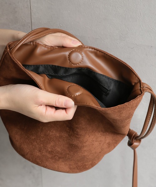 ap retro（アプレトロ）の「スウェード調ハンドBag / チャーム付き（ショルダーバッグ・レディース・ブラウン/ブラック・FREE）」の12枚目の写真