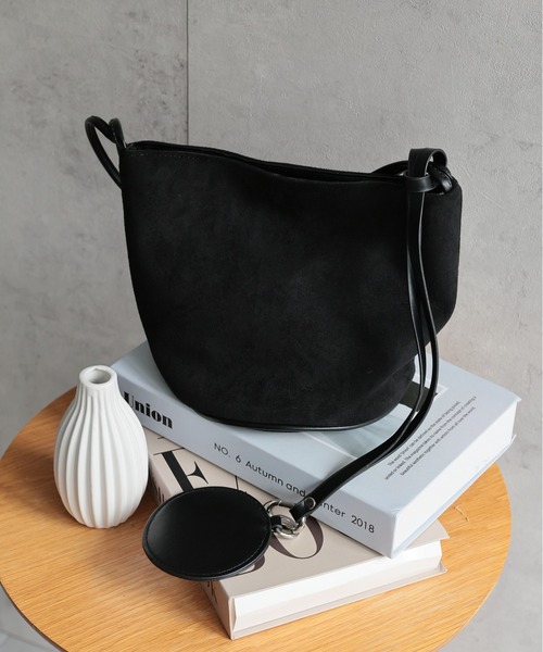 ap retro(アプレトロ)の「スウェード調ハンドBag / チャーム付き(ショルダーバッグ・レディース・ブラウン/ブラック・FREE)」の10枚目の写真
