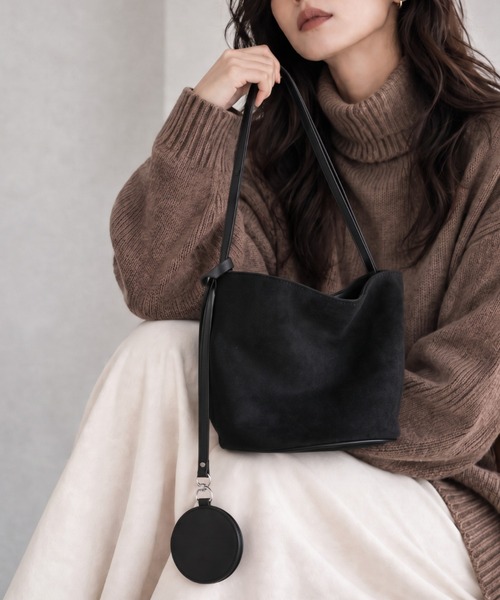 ap retro(アプレトロ)の「スウェード調ハンドBag / チャーム付き(ショルダーバッグ・レディース・ブラウン/ブラック・FREE)」の13枚目の写真