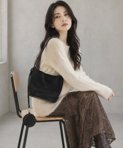 ap retro(アプレトロ)の「スウェード調ハンドBag / チャーム付き(ショルダーバッグ・レディース・ブラウン/ブラック・FREE)」の14枚目の写真