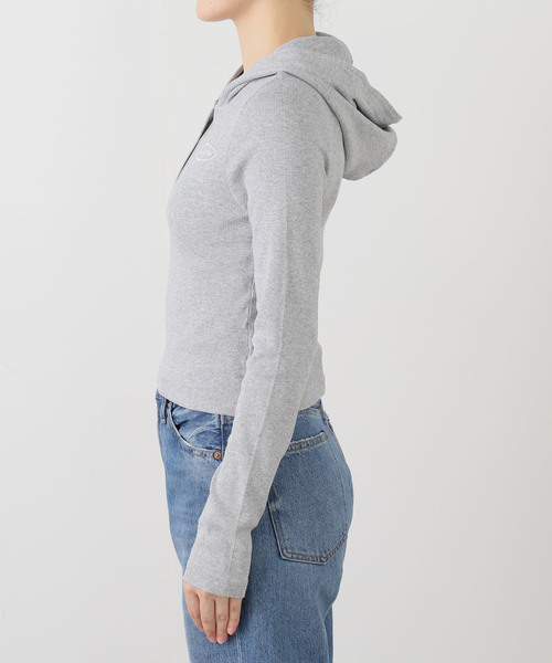 Guess(ゲス)の「GUESS/ゲスGJ LS HOODED EMBRO TOP(Tシャツ/カットソー・レディース・グレー・SMALL)」の13枚目の写真