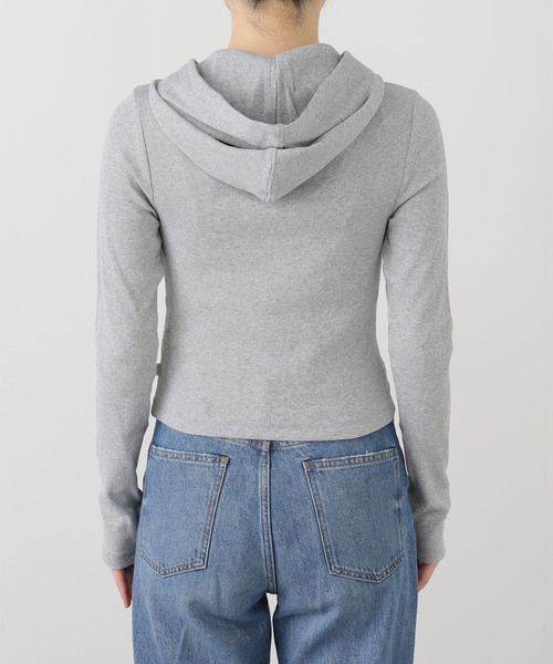 Guess(ゲス)の「GUESS/ゲスGJ LS HOODED EMBRO TOP(Tシャツ/カットソー・レディース・グレー・SMALL)」の2枚目の写真