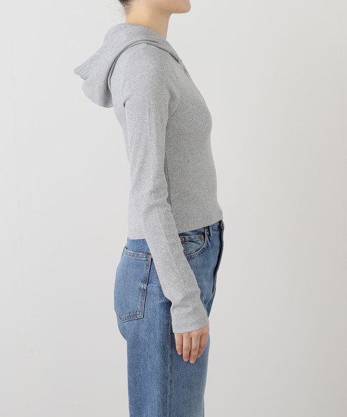 Guess(ゲス)の「GUESS/ゲスGJ LS HOODED EMBRO TOP(Tシャツ/カットソー・レディース・グレー・SMALL)」の3枚目の写真
