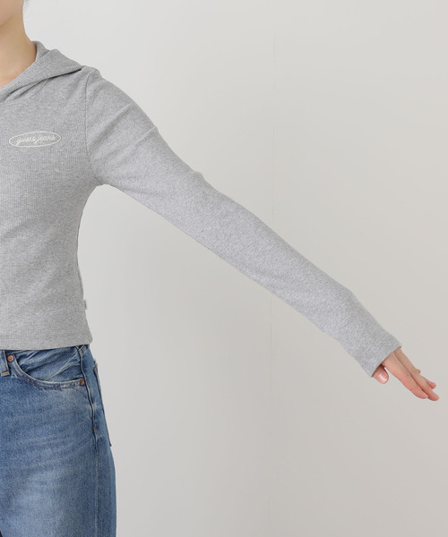 Guess(ゲス)の「GUESS/ゲスGJ LS HOODED EMBRO TOP(Tシャツ/カットソー・レディース・グレー・SMALL)」の4枚目の写真