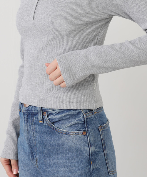 Guess(ゲス)の「GUESS/ゲスGJ LS HOODED EMBRO TOP(Tシャツ/カットソー・レディース・グレー・SMALL)」の5枚目の写真