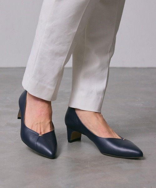 HIPS（ヒップス）の「【本革】メタルパーツVカットパンプス（パンプス・レディース・ボルドー/アイボリー/ネイビー/ブラック/ブラック系その他・23cm/22.5cm/23.5cm/24cm/24.5cm）」の5枚目の写真