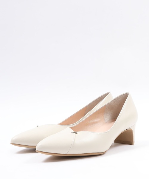 HIPS（ヒップス）の「【本革】メタルパーツVカットパンプス（パンプス・レディース・ボルドー/アイボリー/ネイビー/ブラック/ブラック系その他・23cm/22.5cm/23.5cm/24cm/24.5cm）」の2枚目の写真