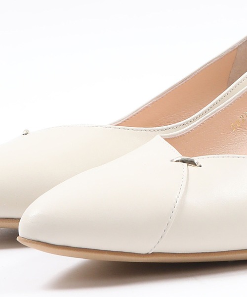 HIPS（ヒップス）の「【本革】メタルパーツVカットパンプス（パンプス・レディース・ボルドー/アイボリー/ネイビー/ブラック/ブラック系その他・23cm/22.5cm/23.5cm/24cm/24.5cm）」の9枚目の写真