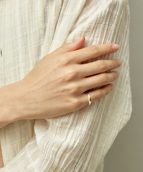 TEN.（テン）の「SILVER925 18KGP チゼルリング(1~7号)（リング・レディース・シルバー×ゴールド・#1/#3/#5/#7）」の2枚目の写真