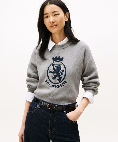TOMMY HILFIGER(トミーヒルフィガー)の「バーシティグラフィックモックネックセーター(ニット/セーター・レディース・ホワイト/グレー・XX-SMALL/X-SMALL)」の2枚目の写真