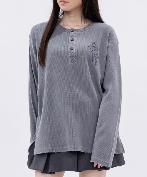 JOHN'S CLOSET(ジョンズクローゼット)の「【31】クロス刺繍 ダメージワッフル ロンT(Tシャツ/カットソー・メンズ・ブラック/グレー/チャコールグレー・MEDIUM/LARGE)」の3枚目の写真
