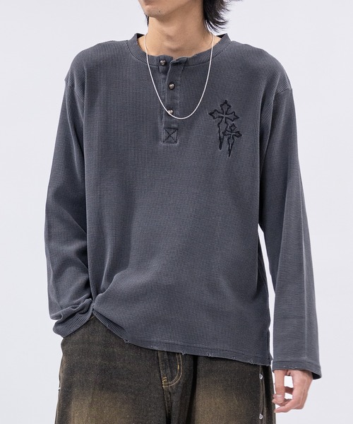 JOHN'S CLOSET(ジョンズクローゼット)の「【31】クロス刺繍 ダメージワッフル ロンT(Tシャツ/カットソー・メンズ・ブラック/グレー/チャコールグレー・MEDIUM/LARGE)」の2枚目の写真