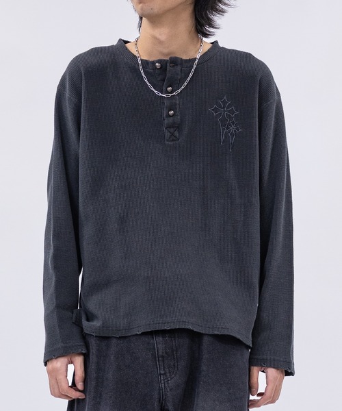 JOHN'S CLOSET(ジョンズクローゼット)の「【31】クロス刺繍 ダメージワッフル ロンT(Tシャツ/カットソー・メンズ・ブラック/グレー/チャコールグレー・MEDIUM/LARGE)」の1枚目の写真
