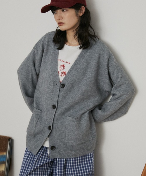 MERLOT（メルロー）の「オーバーサイズVネックカーディガン（カーディガン/ボレロ・レディース・グレー/ライトブルー・FREE）」の2枚目の写真