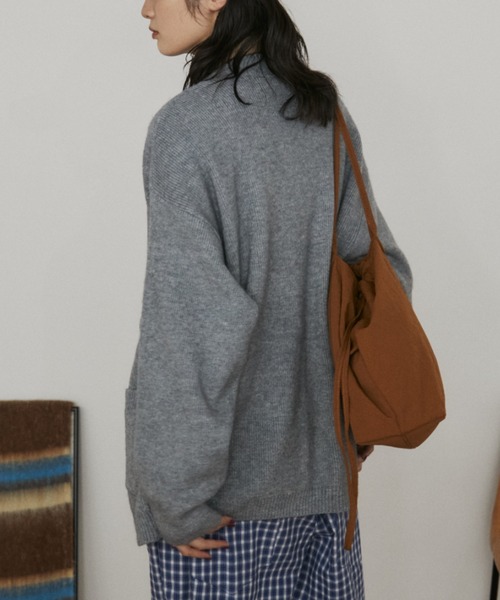 MERLOT（メルロー）の「オーバーサイズVネックカーディガン（カーディガン/ボレロ・レディース・グレー/ライトブルー・FREE）」の7枚目の写真