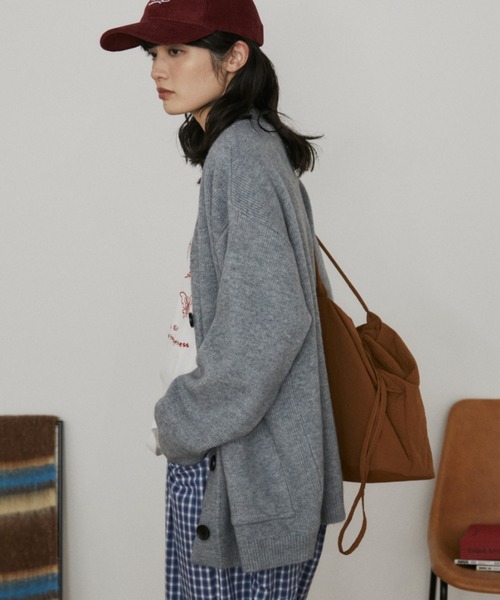 MERLOT（メルロー）の「オーバーサイズVネックカーディガン（カーディガン/ボレロ・レディース・グレー/ライトブルー・FREE）」の5枚目の写真