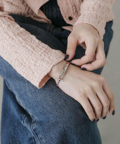 SMELLY（スメリー）の「ステンレスカーブバーマンテルブレスレット（ブレスレット・レディース・シルバー・-）」の4枚目の写真