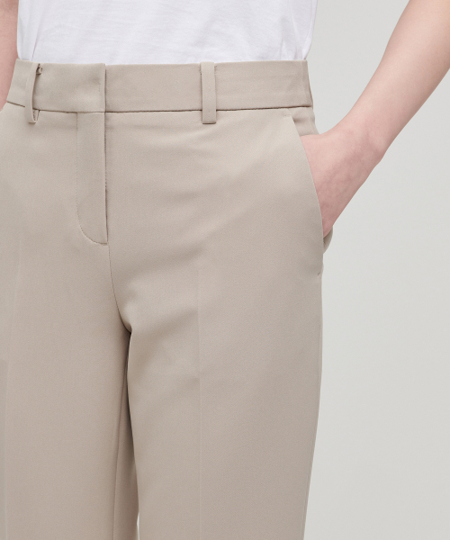 MUSINSA STANDARD WOMAN(ムシンサスタンダードウーマン)の「レディースフルイドスリムストレートスラックス【ベージュ】(スラックス・レディース・その他・34/30/31/24/28/29)」の4枚目の写真