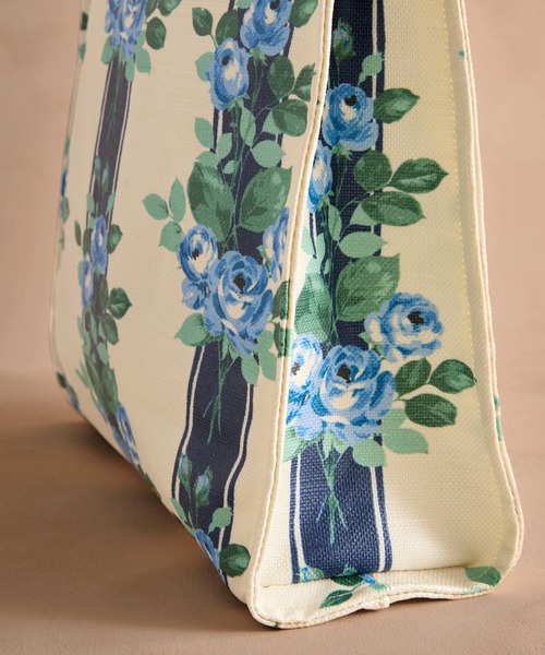 Cath Kidston(キャスキッドソン)の「ラージ ブックバッグ Garden Stripe(トートバッグ・レディース・ホワイト×ブルー・FREE)」の3枚目の写真