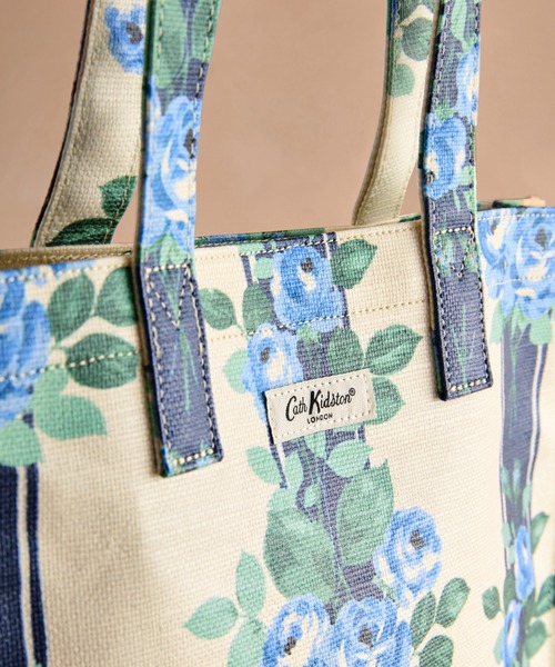 Cath Kidston(キャスキッドソン)の「ラージ ブックバッグ Garden Stripe(トートバッグ・レディース・ホワイト×ブルー・FREE)」の2枚目の写真