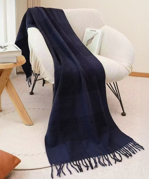 DAY CLOSET（デイ クローゼット）の「【182×58cm大判/ブランケット/マフラー】ワンポイントタグボリュームフリンジストール レディース（ストール/ショール・レディース・ブラウン/グレイッシュベージュ/ブルー/グレー/ネイビー/ダークグレー/レッド・ONE SIZE）」の5枚目の写真