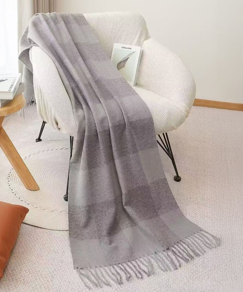 DAY CLOSET（デイ クローゼット）の「【182×58cm大判/ブランケット/マフラー】ワンポイントタグボリュームフリンジストール レディース（ストール/ショール・レディース・ブラウン/グレイッシュベージュ/ブルー/グレー/ネイビー/ダークグレー/レッド・ONE SIZE）」の2枚目の写真