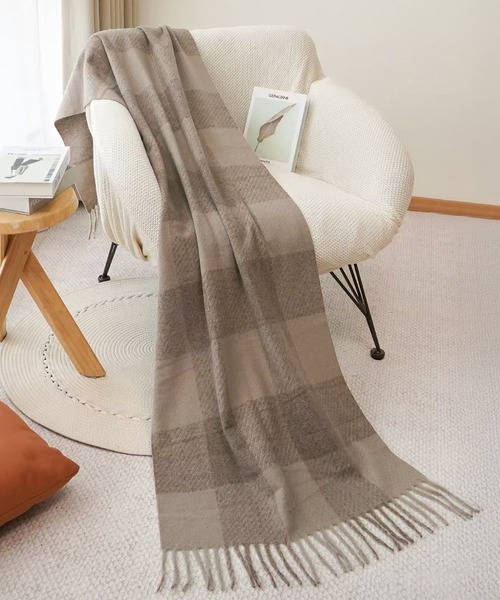 DAY CLOSET（デイ クローゼット）の「【182×58cm大判/ブランケット/マフラー】ワンポイントタグボリュームフリンジストール レディース（ストール/ショール・レディース・ブラウン/グレイッシュベージュ/ブルー/グレー/ネイビー/ダークグレー/レッド・ONE SIZE）」の4枚目の写真