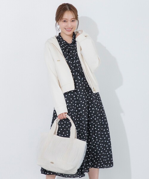 TOCCA(トッカ)の「GATHER TULLE TOTE キャンバストート(トートバッグ・レディース・ブラック系/アイボリー系・F)」の6枚目の写真
