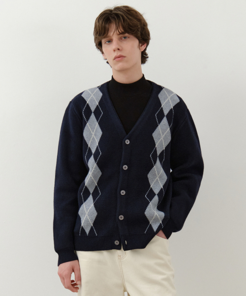 WEDNESDAY OASIS(ウェンズデーオアシス)の「クラシックアーガイルVネックニットカーディガン_NAVY(WC25-KN64)(カーディガン/ボレロ・メンズ・ネイビー・MEDIUM/LARGE)」の3枚目の写真