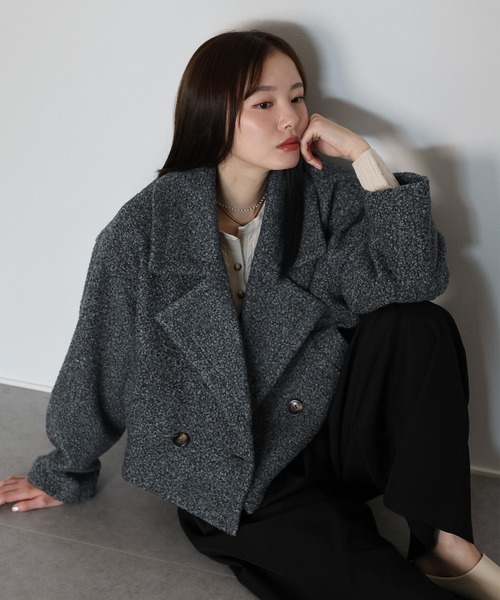 J by blue(ジェイバイブルー)の「プードルボアショートコート(ピーコート・レディース・ベージュ/グレー系・MEDIUM)」の2枚目の写真