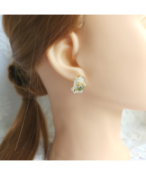 tone(トーン)の「【Sweetlupine】【Sweetlupine】小さな宝石【グリーン】小ぶり フラワー カスミ草 レジン ♡ ニッケルイヤリング(MA)(イヤリング・レディース・グリーン・FREE)」の2枚目の写真