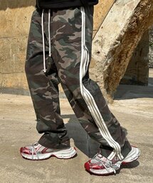 CLACO（クラコ）の「Cotton twin side line zipper pants (camo)（スウェットパンツ）」
