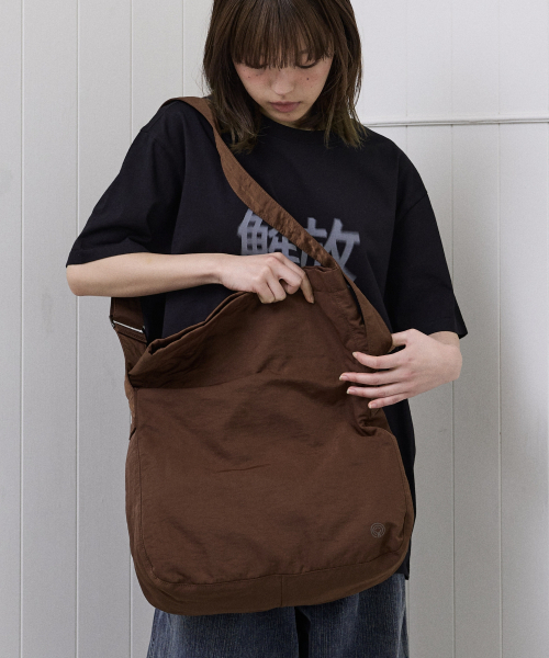 eastserviceshop(イーストサービスショップ)の「ESS フォルディッドクロスバッグ - ブラウン(メッセンジャーバッグ・レディース・ブラウン・FREE)」の4枚目の写真
