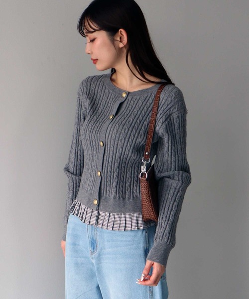 earth music&ecology（アースミュージックアンドエコロジー）の「【2026SS】プリーツレイヤーケーブルニットカーディガン（カーディガン/ボレロ・レディース・グレー/アイボリー/ネイビー・FREE）」の4枚目の写真