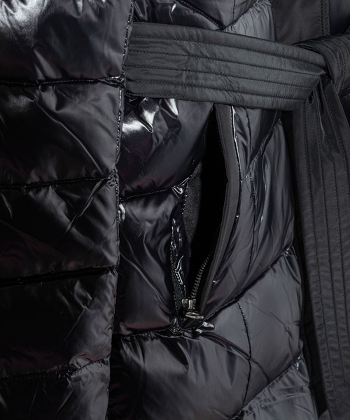 Mackage（マッカージュ）の「MACKAGE CORALIA Hooded Light Down Coat マッカージュ コラリア フーデット ライト ダウンコート（ダウンジャケット/コート・レディース・ブラック・MEDIUM/SMALL/X-SMALL）」の10枚目の写真