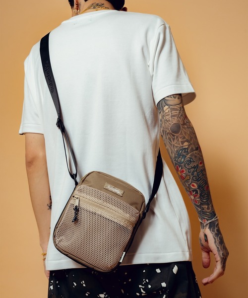 Subciety(サブサエティ)の「Mesh pocket mini shoulder bag(ショルダーバッグ・メンズ・オリーブ/ブラック/ベージュ・FREE)」の2枚目の写真