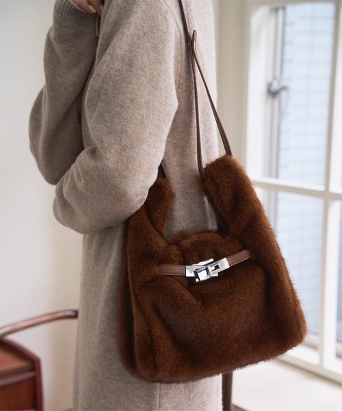 KOBE LETTUCE（コウベレタス）の「ベルトデザインファーバッグ（ショルダーバッグ・レディース・ベージュ/ブラック/ブラウン・F）」の3枚目の写真