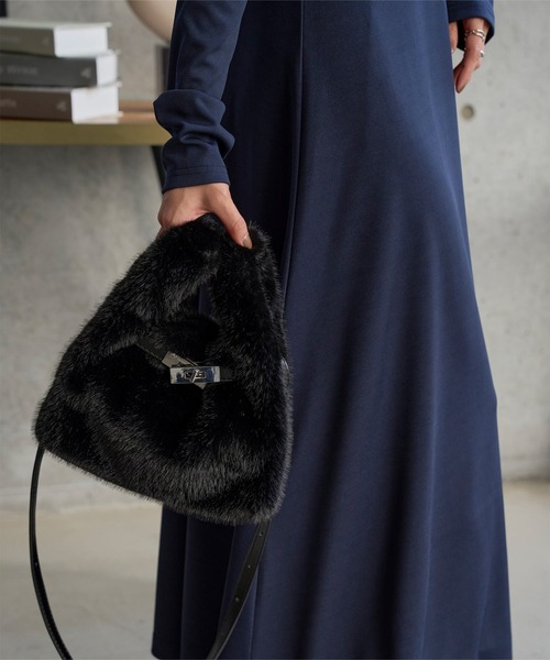 KOBE LETTUCE（コウベレタス）の「ベルトデザインファーバッグ（ショルダーバッグ・レディース・ベージュ/ブラック/ブラウン・F）」の4枚目の写真