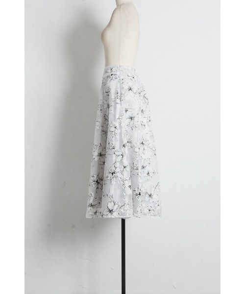 tocco closet(トッコ クローゼット)の「ウエストビット付きオパールフラワープリントフレアスカート(スカート・レディース・オフホワイト/ブラック・M)」の21枚目の写真