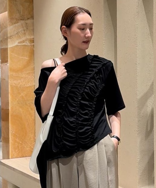 MIESROHE（ミースロエ）の「【洗える】【Nuriコラボ】ギャザーカットトップス（Tシャツ/カットソー・レディース・ブラック/ホワイト・F）」の2枚目の写真