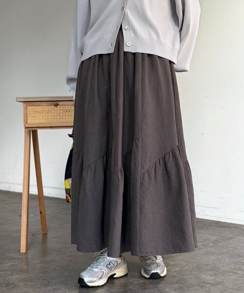 Chez toi（シェトワ）の「スエードティアードフレアスカート（スカート・レディース・カーキ/チャコールグレー/ベージュ・FREE）」の2枚目の写真