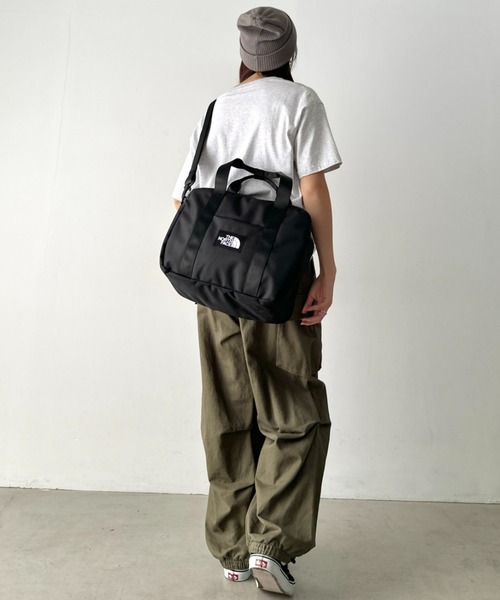 THE NORTH FACE（ザノースフェイス）の「THE NORTH FACE(ザ・ノースフェイス)/大容量 2WAY ヘリテージ カーゴ ボストン ショルダーバッグ/HERITAGE CARGO_PLUS（ショルダーバッグ・レディース・グレイッシュベージュ/ブラック・FREE）」の3枚目の写真