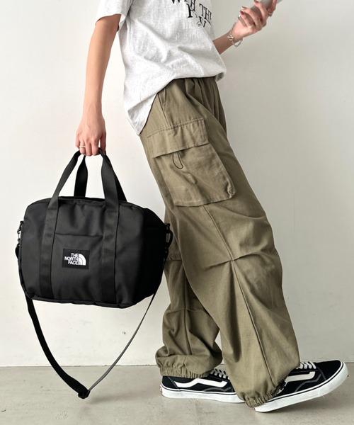 THE NORTH FACE（ザノースフェイス）の「THE NORTH FACE(ザ・ノースフェイス)/大容量 2WAY ヘリテージ カーゴ ボストン ショルダーバッグ/HERITAGE CARGO_PLUS（ショルダーバッグ・レディース・グレイッシュベージュ/ブラック・FREE）」の6枚目の写真